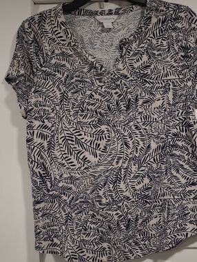 Liz Claiborne Navy and Cream Leaf-Print Short Sleeve V-Neck Top